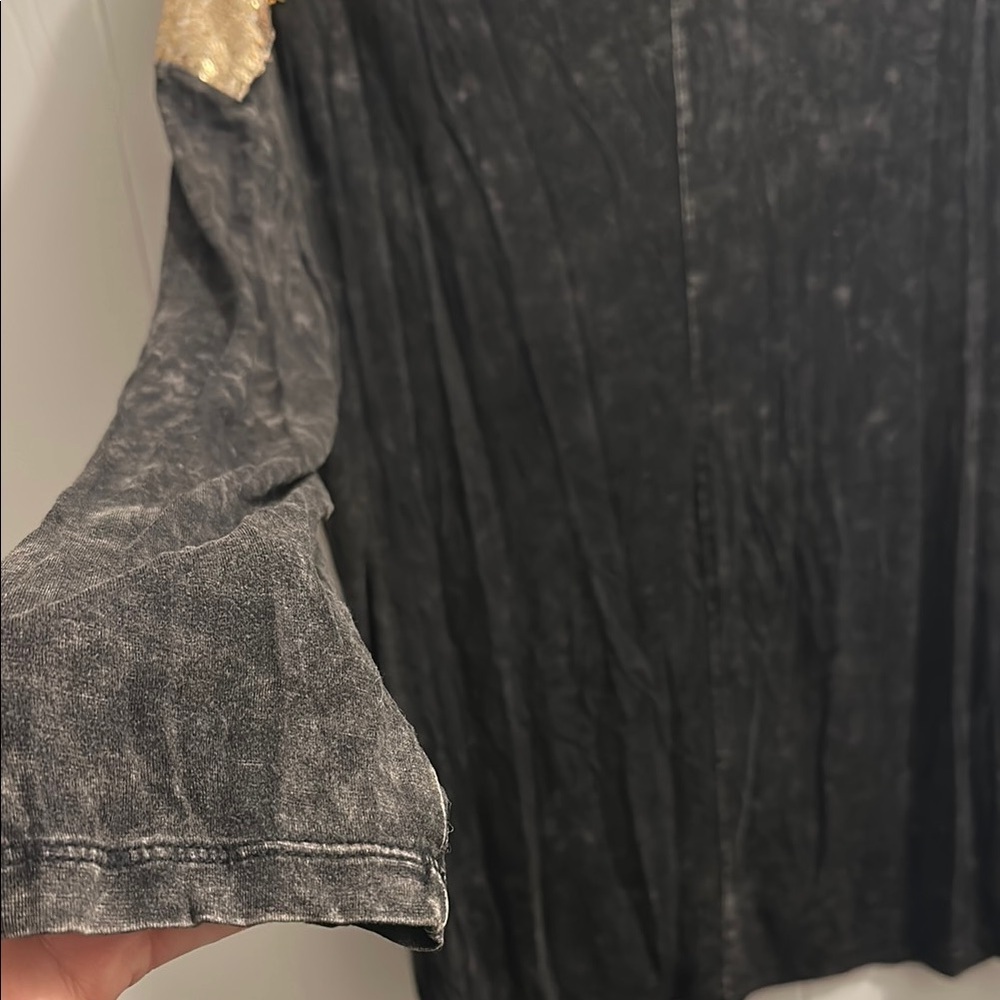 POL Black and Gold Sequin Long Sleeve Blouse - Picture 14 of 15